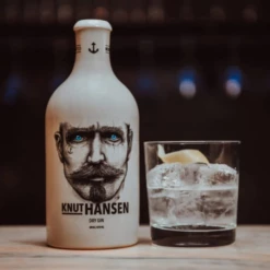 Knut Hansen Dry Gin 42% 0,5l 7 Knut Hansen Dry Gin 42% 0,5l -Tom Home knut hansen dry gin moodbild 1