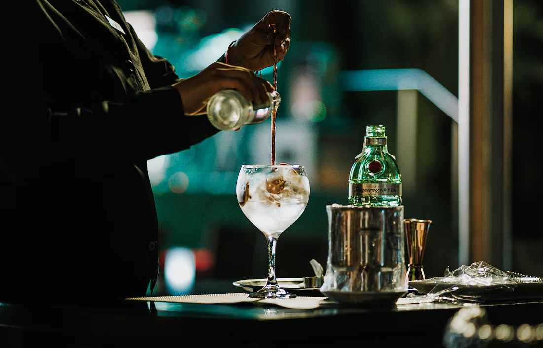 Tom Home -Tom Home Whats The Difference Between Gin And Whiskey